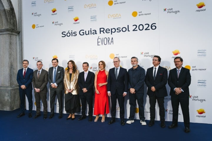 Marcos Fraga (Director de Comunicação e Marca da Repsol); José Manuel Santos (Presidente da Entidade Regional de Turismo do Alentejo e Ribatejo); António Calçada de Sá (Presidente da Fundação Repsol); María Ritter (Directora do Guia Repsol); Carlos Zorrinho (Presidente da Câmara Municipal de Évora); Vera Vicente (Administradora-Delegada da Repsol Portugal); Carlos Abade (Presidente do Turismo de Portugal); Valero Marín (Director Geral de Cliente da Repsol); Pedro Beato (Vice-Presidente da Entidade Regional de Turismo do Alentejo de Ribatejo); José Barreiro (Director Geral de Mobilidade da Repsol)