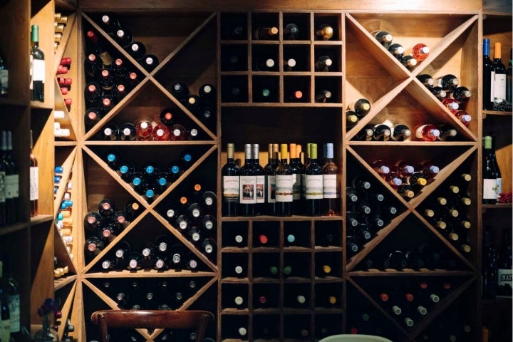 O lado de mercearia e garrafeira continua presente no espaço e mostra a ligação forte aos produtores 