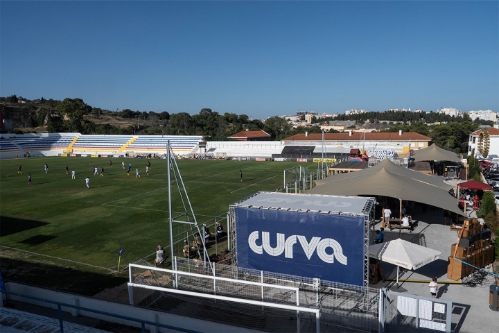 Curva é o nome que se dá à zona atrás da baliza onde fica a claque de apoio ao clube da casa