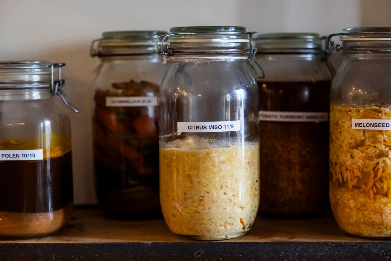 Os fermentados (estes do restaurante SEM) são uma forma de estender a vida dos produtos frescos e evitar desperdício (Foto Marisa Cardoso)