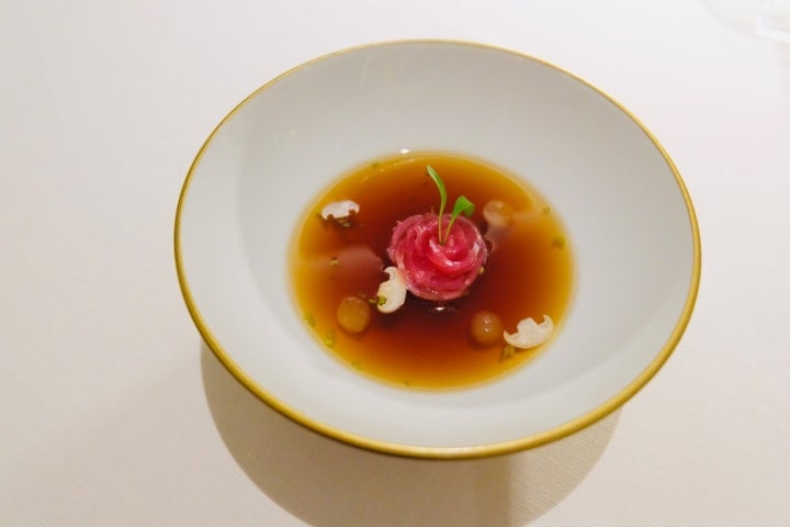 Benoît Sinthon (Il Gallo D’Oro, Funchal) trabalha a frescura dos peixes madeirenses, como o charuteiro neste dashi, evidenciando o produto local (Foto Ágata Xavier)