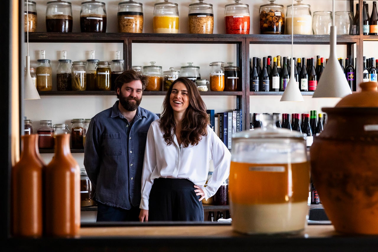 Lara Espírito Santo, responsável pela gestão do restaurante, e George McLeod, chef: os dois fundadores do SEM, em Lisboa (Foto Marisa Cardoso)