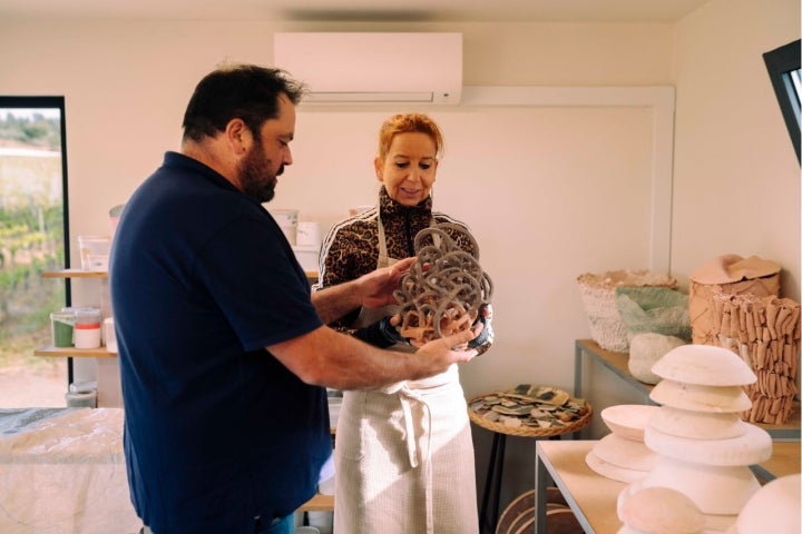 Diogo Rocha trabalha com a ceramista local Geraldine Esteves, que tem estúdio na quinta, para produzir louças para o restaurante (Foto: David Pires)