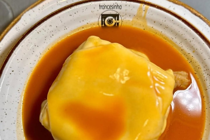 O molho de francesinha é o maior trunfo deste exemplar (© Francesinha Café)
