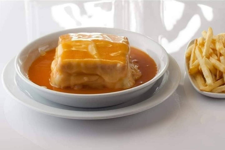 O Lado B reclama o título de melhor francesinha do mundo (fotografia ©   LadoB) 