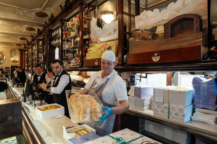 Tudo o que vai ao balcão e às mesas na Versailles é feito na casa, numa cozinha com tamanho de fábrica