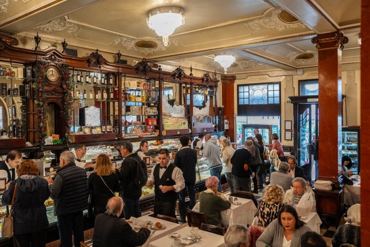 Além dos bolos para os jantares de família em casa, a Versailles é lugar de encontro de muitos locais