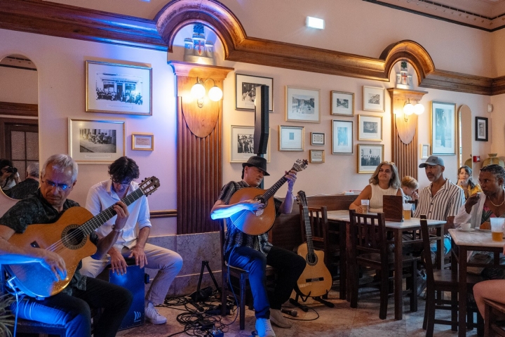 Durante o Festival Med, no final de junho, o café transforma-se em palco de concertos