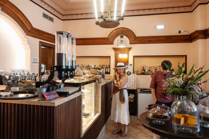Em 2015, a Câmara Municipal de Loulé decidiu comprar o café e recuperá-lo a partir de fotografias antigas e mantendo o chão e os espelhos de art déco 