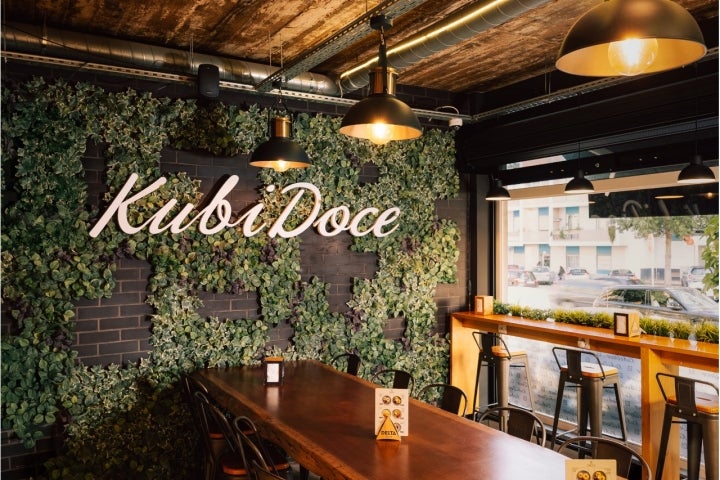 Na estrada Nacional 125, em Olhão, a Kubidoce instalou-se como uma pastelaria de bairro