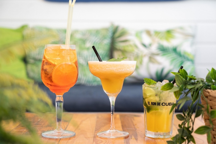 Uma carta de cocktails especial na hora do sol se pôr.