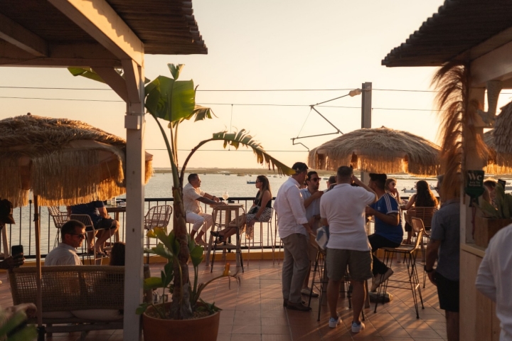 A vista é para uma das maravilhas naturais do Algarve: a Ria Formosa