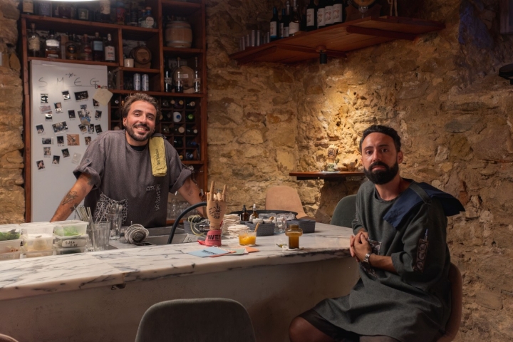 Wilson Pires e Tiago Oliveira são os donos e artistas do bar 