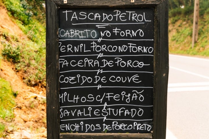 Na Estrada Nacional, o menu anuncia este restaurante que parece perdido na Serra 