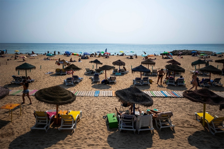 O Dr. Bernard arrenda chapéus de sol e espreguiçadeiras, na Praia do CDS, onde também tem uma escola de surf