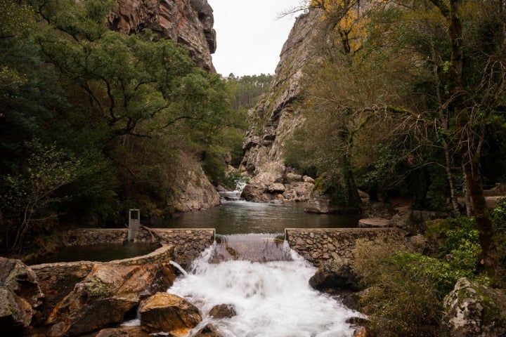 No verão, a Praia fluvial das Fragas de São Simão é uma das paragens obrigatórias para um mergulho 