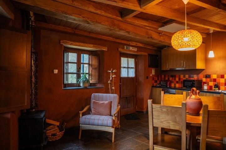 A Casa da Árvore tem uma varanda com uma vista deslumbrante sobre o vale da Ribeira da Cerdeira