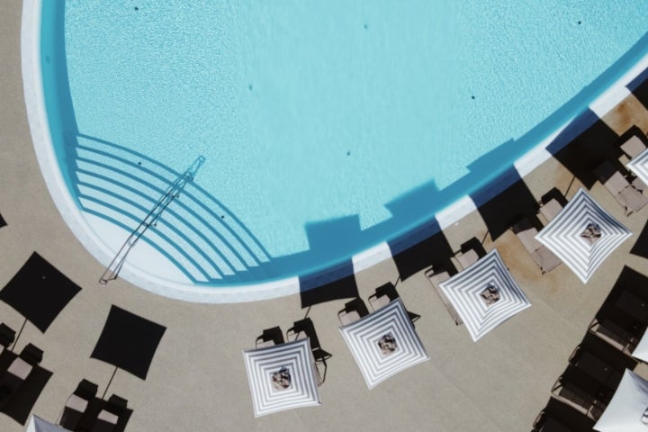 A piscina do Wine & Books by The Sea fica a apenas alguns minutos a pé da praia dos Salgados (Foto Wine & Books by The Sea)