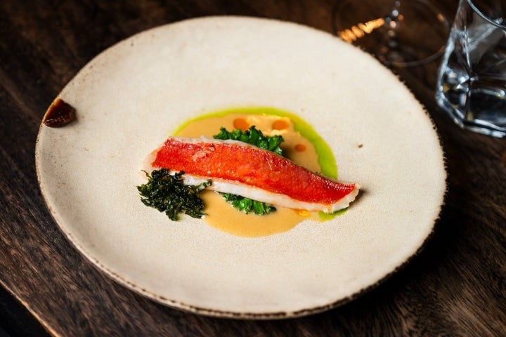 O prato de peixe com beurre blanc e molho vilão caramelizado servido com pó de erva patinha mostra apenas uma das aplicações das algas no Latitude