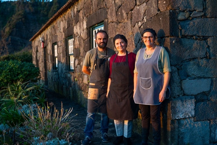 O prato de peixe com beurre blanc e molho vilão caramelizado servido com pó de erva patinha mostra apenas uma das aplicações das algas no Latitude