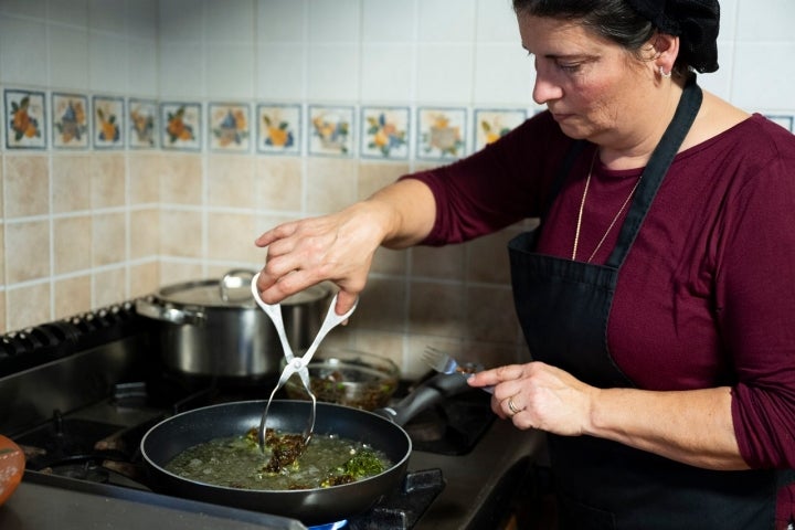 Nélia Freitas faz a erva patinha segundo a receita tradicional das Flores