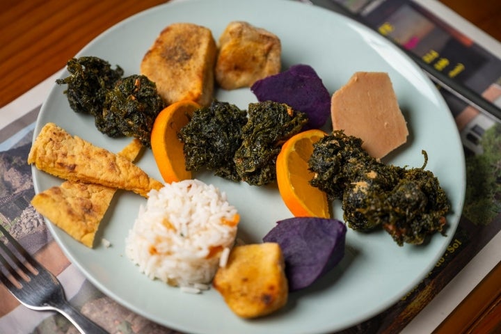 Serve-as com tubérculos e o local bolo do tijolo