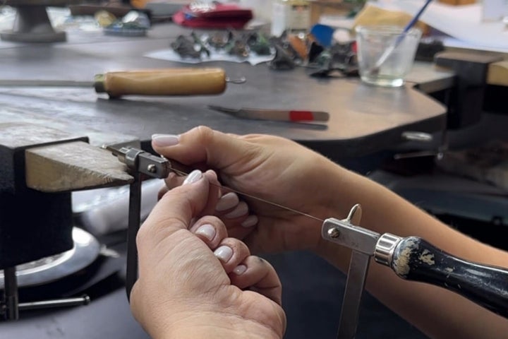 No Alquimia-Lab, no Porto, ensina-se joalharia, sejam técnicas avançadas ou para principiantes 