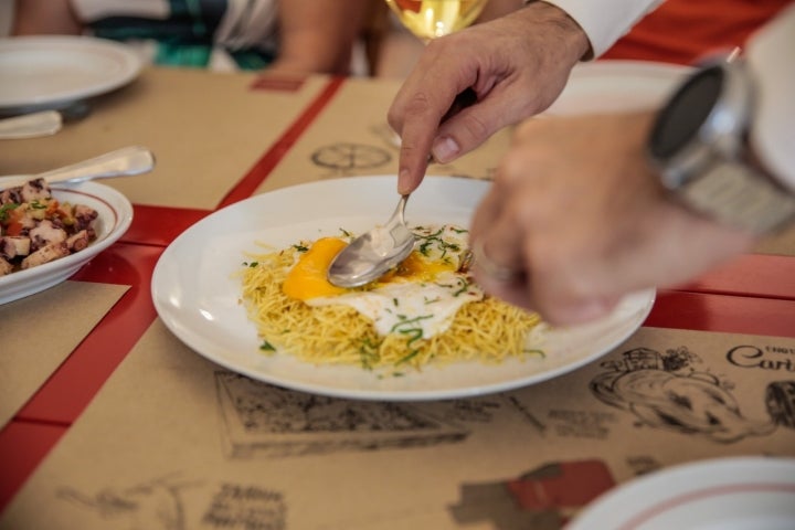 As lascas de bacalhau com batata palha e ovo são uma espécie de bacalhau à Brás (foto Cartuxa) 