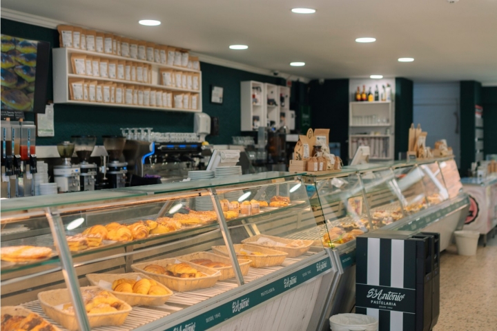 A Pastelaria Santo António é um bom Solete para um intervalo no Sol da Caparica 