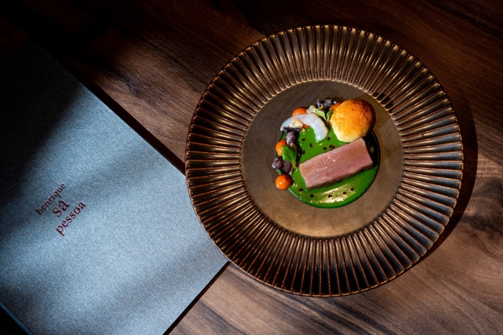 A presa alentejana com mochi de molho de carne é um exemplo de como o chef brinca com a tradição nacional e as suas viagens dentro do seu restaurante (Foto: Ana Brígida) 