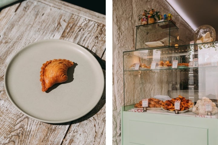 Na montra recheada desta casa de chá sobressaem as tortas de Guimarães pela sua forma delicada