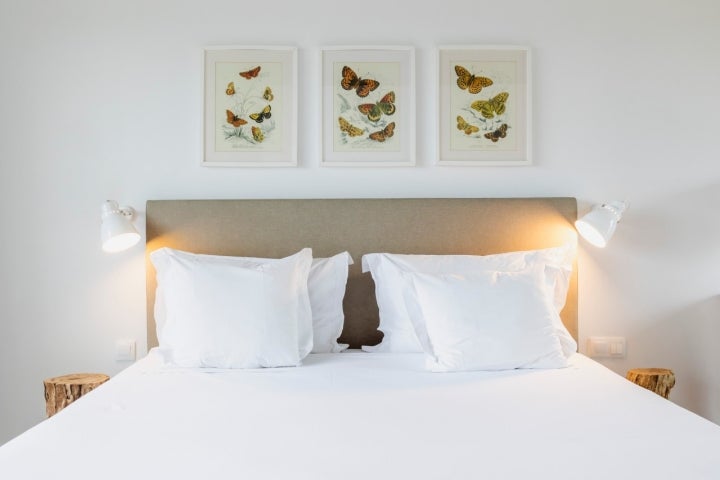 A decoração dos quartos é uma continuação da calma presente em toda a herdade