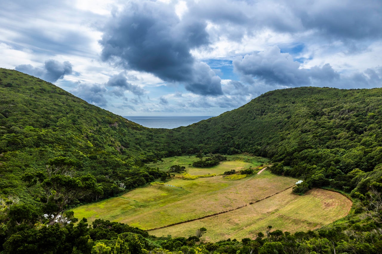 Na Reserva Natural da Serra de Santa Bárbara encontra-se o ponto mais alto da ilha, a 1021 metros de altitude.