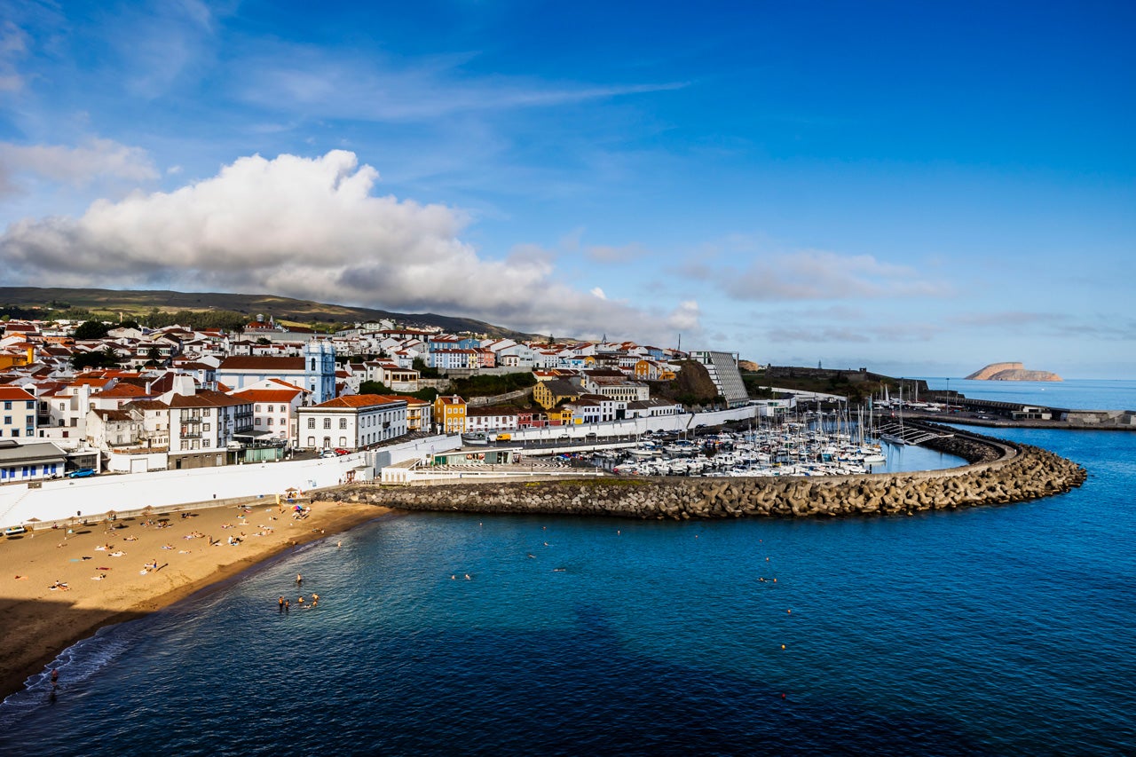 Vista da baía de Angra do Heroísmo, a caminho do Monte Brasil.