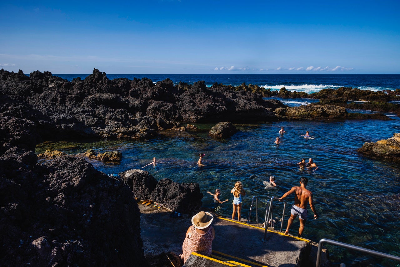 Tomar banho nos Biscoitos é uma das experiências obrigatórias na ilha Terceira