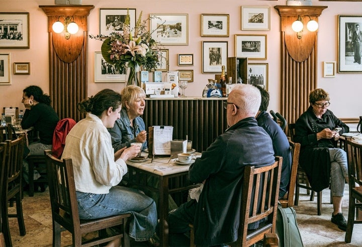 As fotos antigas na parede do café Calcinha contam a história da cidade 