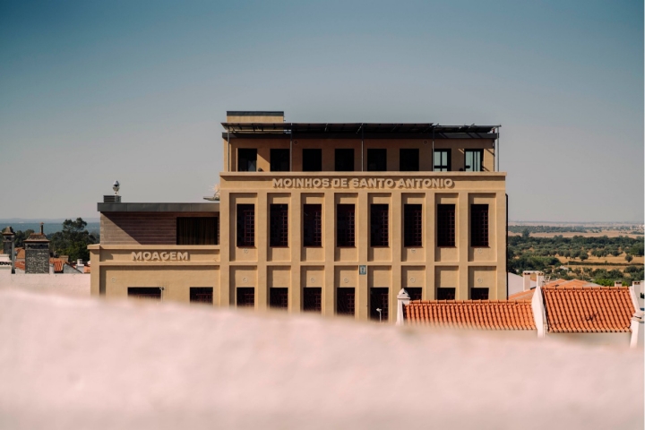 É fácil de encontrar: é o mais alto edifício da vila