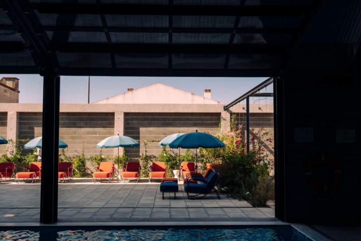 A piscina interior e os seus jatos são obrigatórios para uma tarde de relaxamento