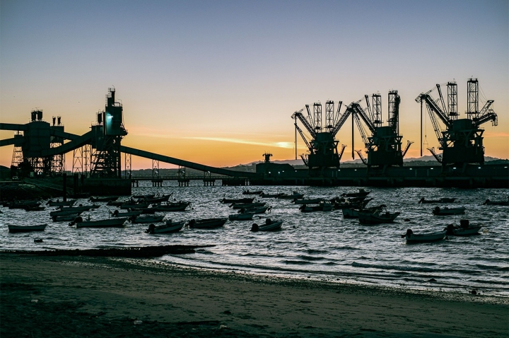 O pôr-do-sol na Trafaria tem vista sobre Lisboa e o lado industrial da vila (Foto: Tiago Pais)