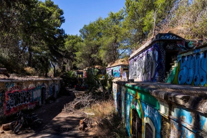 O forte está abandonado e tornou-se tela para grafitis