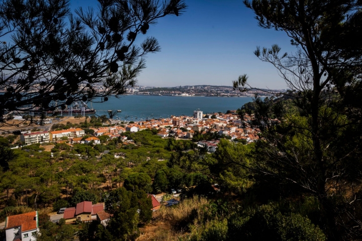 Do Forte da Raposeira vê-se a linha ribeirinha da Trafaria