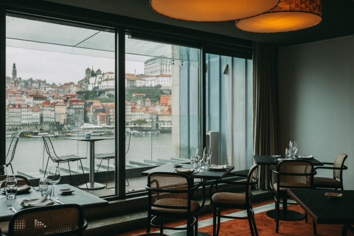 A vista do DeCastro para o Douro ou a Serra do Pilar já conta como aperitivo 