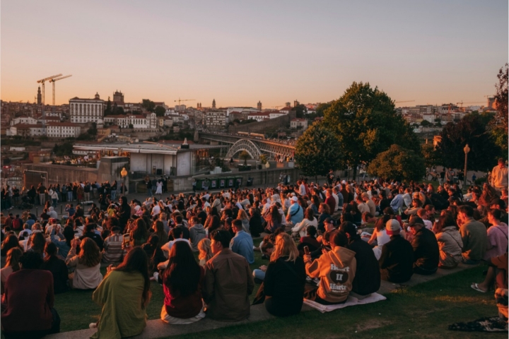 O Jardim do Morro garante acesso gratuito a um espetáculo natural e obsessão coletiva: o pôr-do-sol