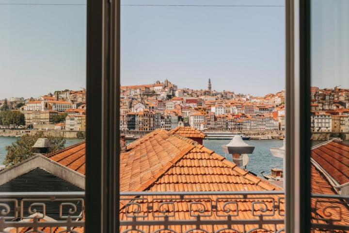 Têm uma privilegiada vista sobre o casario de Gaia, o rio Douro e o Porto