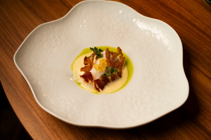 Raia, espuma trufada, alho, presunto, um dos pratos deste fine dining
