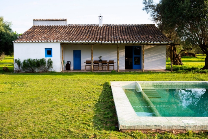 É, além disto, um enoturismo com três unidades de alojamento, cada uma com piscina privativa