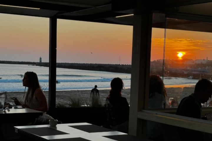 A 5 minutos de carro da Praia do Porto de Areia Norte, está o Solete Xakra, ideal para aproveitar o fim do dia