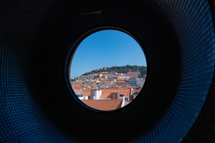 Destas janelas da Baixa há nesgas para alguns dos postais da cidade, como o Castelo de São Jorge 