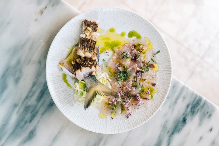 No Escama, em Faro, o cliente escolhe o peixe e o tipo de confecção que prefere (fotografia de Afonso Sousa) No Escama, em Faro, o cliente escolhe o peixe e o tipo de confecção que prefere (fotografia de Afonso Sousa)