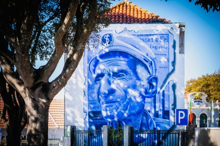 Depois te ter tido uma obra a si dedicada no Quartel do Monte Pedral, na primeira edição da BALUARTE, José Alves, conhecido na cidade pelo Sr. Batatinha, foi eternizado em 2024 por MrKas num mural no Mercado da Foz  Depois te ter tido uma obra a si dedicada no Quartel do Monte Pedral, na primeira edição da BALUARTE, José Alves, conhecido na cidade pelo Sr. Batatinha, foi eternizado em 2024 por MrKas num mural no Mercado da Foz